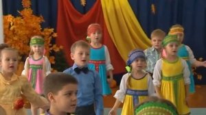 Песня "Светит солнце ласково, нежно улыбается" на осеннем утреннике в детском саду