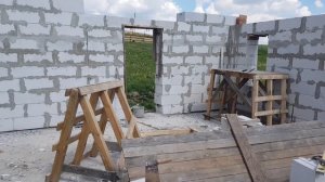 Перемычки над окнами в доме из газоблока.