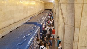 метро вагон номерной приезжает на станцию