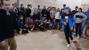 Девочки танцуют нижний брейк данс против мальчиков