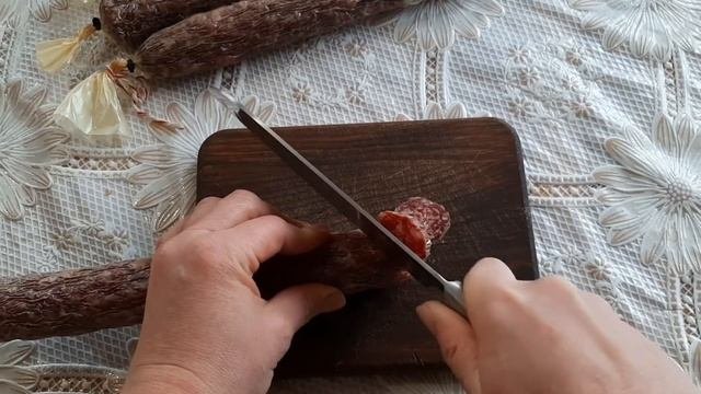 Сыровяленая, домашняя колбаса.