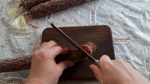 Сыровяленая, домашняя колбаса.