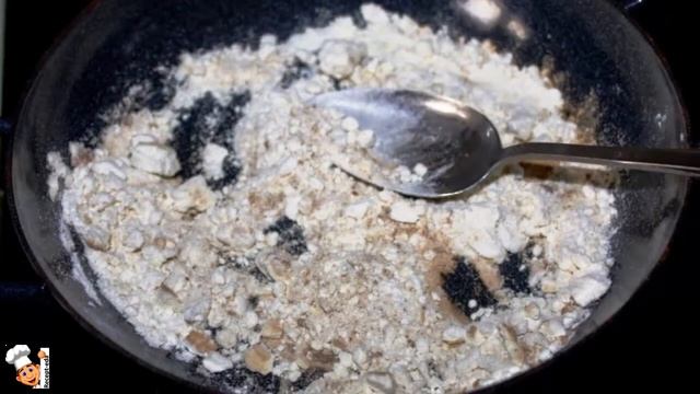Овощное рагу с баклажанами, кабачками, картошкой и капустой и соусом