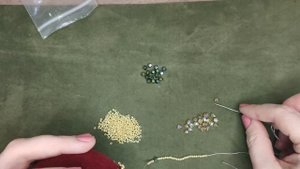 DIY. Новогодние бархатные шары, оплетенные бисером. Бисероплетение