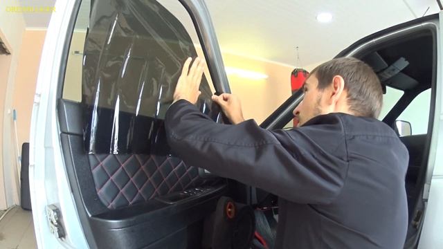 СЪЁМНАЯ ТОНИРОВКА НА ПРИОРУ.  УСТАНОВКА ЗА ПАРУ МИНУТ. АМЕРИКАНКА СТОИТ В СТОРОНКЕ.