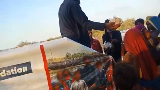Cooked Food Distribution Among Flood Victims in Gul Mohammad Village, Pakistan || October 5th, 2022 смотреть онлайн