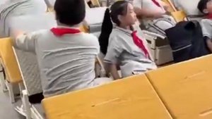 В Китае для детей сделали парты за которыми можно спать