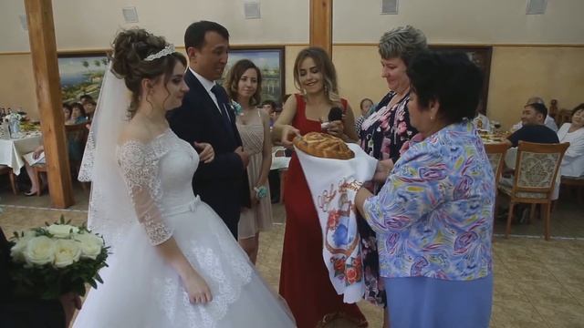 Встреча молодожёнов с караваем