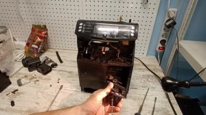 Чистка носиков подачи кофе в кофемашине Philips HD 8848.