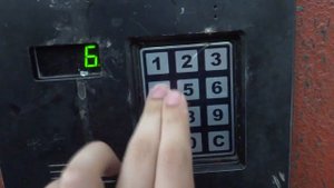 Играю мелодию на домофоне