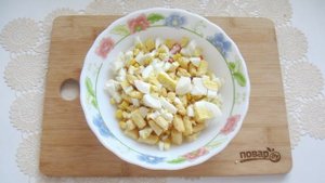 Салат с крабовыми палочками, кукурузой и кириешками