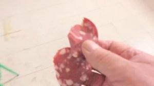 Французский бульдог Марсик помогает готовить кашу МарАсю