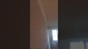 клеим плинтуса с помощью лазерного уровня