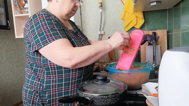 Попросьбе подписчицы готовим морковь по корейски. смотреть онлайн