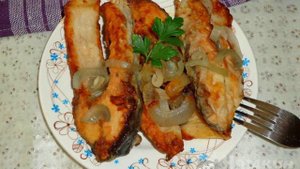 Жареная рыба с луком на сковороде