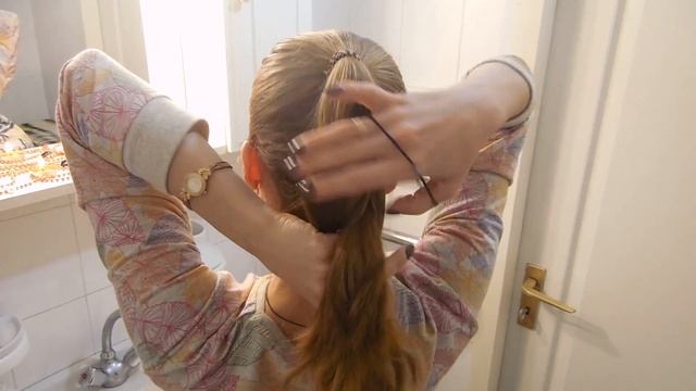 Плетение косы из волос. Два хвоста и коса за 2 минуты