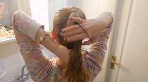 Плетение косы из волос. Два хвоста и коса за 2 минуты