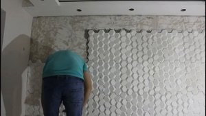 Монтаж 3D панелей из гипса на стену. Installation of 3D gypsum panels on the wall.