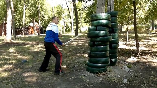 Филиппинские боевые искусства-работа палкой по шинамкомбинации с ударами рукаминогами.