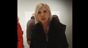 Алёна Свиридова с модной причёской пришла в музей