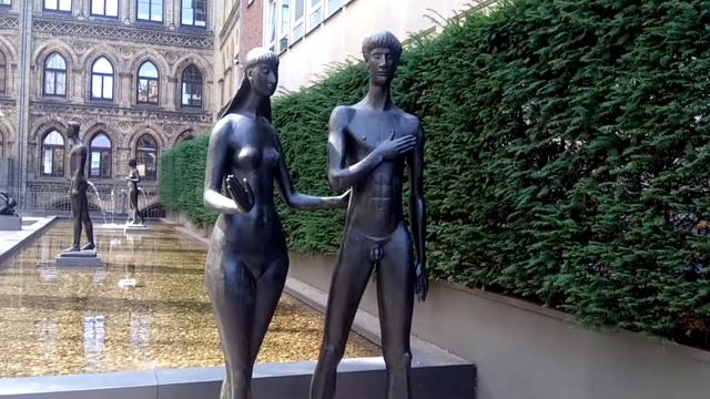 Фонтан мужчины и женщины в Бремене, Германия смотреть онлайн