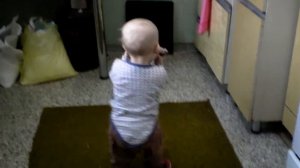 Годовалый малыш играет на губной гармошке