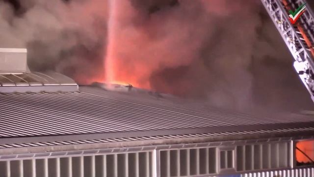 Großbrand in Bochum Wattenscheid direkt an der A40 - Lagerhalle in Vollbrand - Feuerwehr-Großeinsat смотреть онлайн