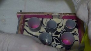 Процесс заливки мыла с помощью труб