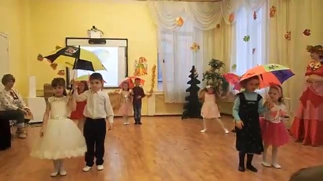 Танец зонтиков Кап кап кап ...дождик капает)д/с праздник осени смотреть онлайн