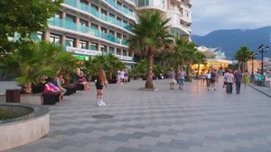 Крым, Ялта, новая Набережная, часть 2, от Грин Холла до Эспаньолы. Съёмка 23.07.2023 вечер 20:00