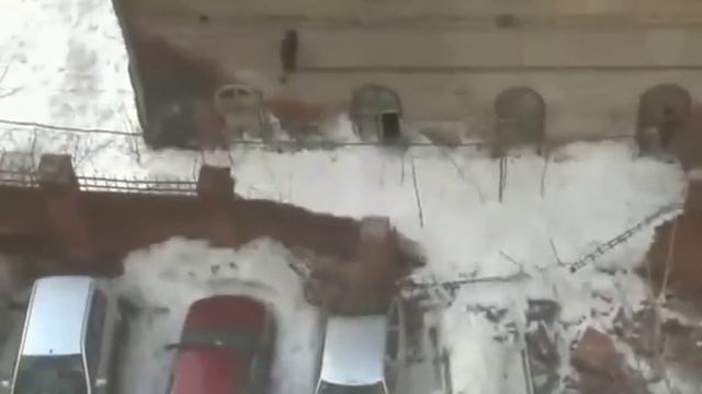 С крыши казарм Деконского сошел снег: сломан забор, раздавлены автомобили смотреть онлайн