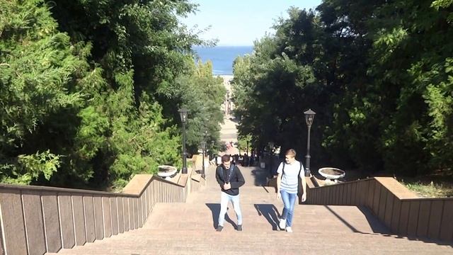 Каменная лестница, спуск к морю. Пешеходная прогулка по городу.