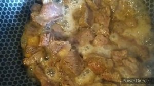 Говядина тушёная с черносливом и морковью в горшочке