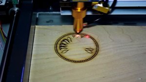 Первый запуск лазерного станка в школьной мастерской.