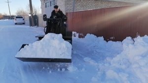 Чистим снег на территории минипогрузчиком