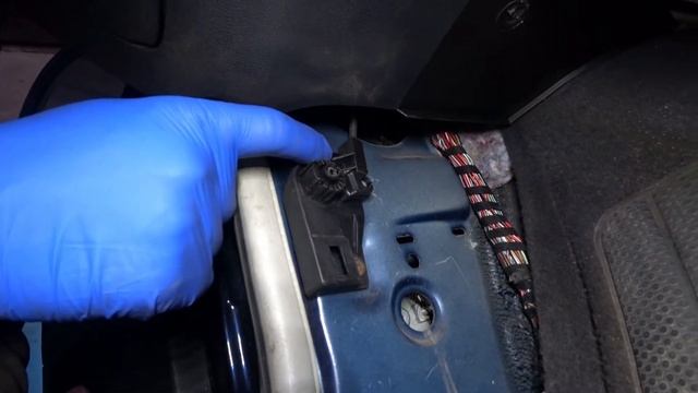 замена ручки и кронштейна открытия капота SKODA FABIA смотреть онлайн