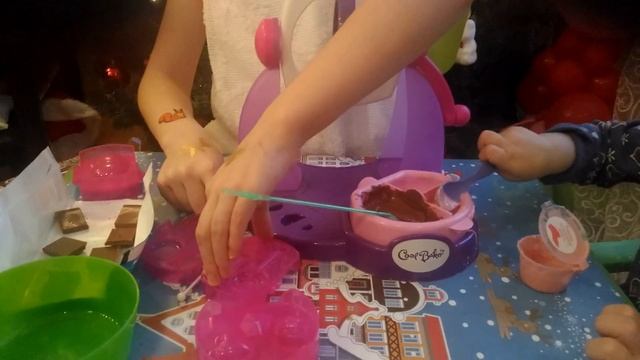 ШОКОЛАДНАЯ ФАБРИКА. ДЕЛАЕМ КОНФЕТЫ САМИ смотреть онлайн