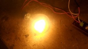 Простое устройство для продления срока службы ламп накаливания.