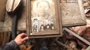 Эта странная дорога привела нас сюда.Детские игрушки лежали повсюду.Заброшенная деревня