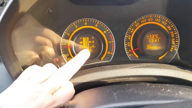 Как высчитать сколько осталось топлива в баке у автомобиля Тойота Аурис, Королла.