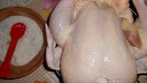 Курица на бутылке