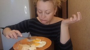 яичница/завтрак с Ксюшей/мукбанг/еда на камеру