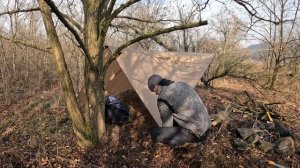 Укрытие Из Тента От Ветра И Дождя В Горах. Приготовление Пищи В Дикой Природе. camping, bushcraft.