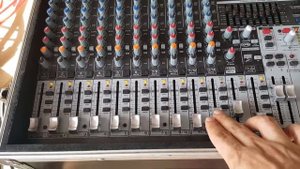 Turbosound Milan M15B VS Electro-voice ZXA1-Sub ( 1 )