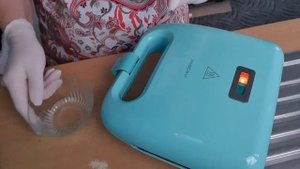 Quark-Donuts in einem Waffeleisen .  Творожные пончики в вафельнице.