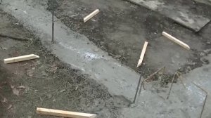 Простые советы по БЫСТРОЙ и ПРОСТОЙ установке деревянной опалубки. Часть 1- вбиваем колья.