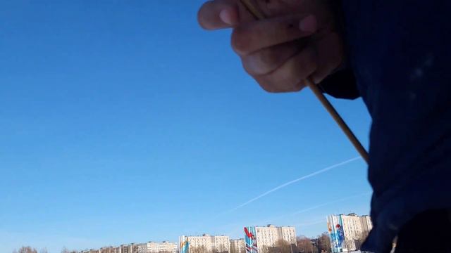 ПОЙМАЛИ КАРПА НА СУХАРИКИ. ЗИМНЯЯ РЫБАЛКА С ЛЕТНЕЙ УДОЧКОЙ🐟 смотреть онлайн