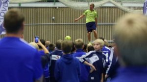 Fotbollsfreestylern Arvid Andersson uppträder på IFK Skövdes ungdomsavslutning