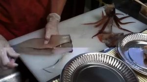 Cutting squid from alive to sashimi at Hakodate Fish Market - YouTube (360p)