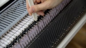 Шапка с узором из вытянутых лицевых петель на вязальной машине How to tie a hat